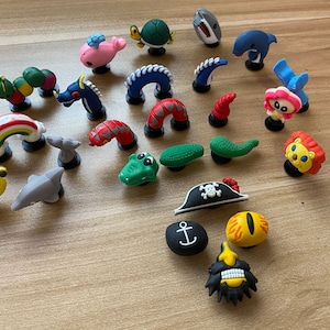 Liquidation 50 % 0FF - Pendentifs de chaussures 3D en PVC pour crocos, articles de fête, cadeaux pour enfants et adultes aussi !