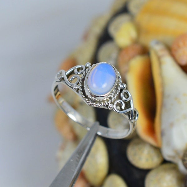 Milky Opalite 925 Sterling Silver Gemstone Designer Ring ~ Bague élégante ~ Bague Opalite ~ Bague de forme ovale ~ Bijoux faits à la main ~ Cadeau pour elle