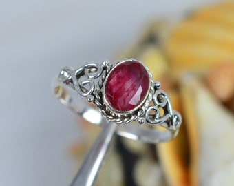 Geschliffener Roter Rubin 925er Sterling Silber Edelstein Ring ~ Januar Geburtsstein ~ Ovale Form ~ Handgemachter Schmuck ~ Designer Ring ~ Geschenk für Jahrestag