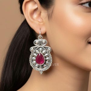 Handgefertigter Rubin Sterlingsilber Haken-Ohrringe: Designer Edelstein Schmuck