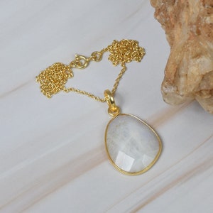 Gesneden Rainbow Moonstone 925 Sterling Zilver 18 Karaat Goud Overlay Ketting Hanger W/ of W/o Ketting ~ Juni Geboortesteen ~ Cadeau voor verjaardag