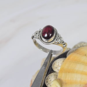 Anel oval de prata esterlina 925 com granada vermelha ~ Anel de designer ~ Anel feito à mão ~ Anel para festa ~ Pedra do mês de janeiro ~ Presente para ela