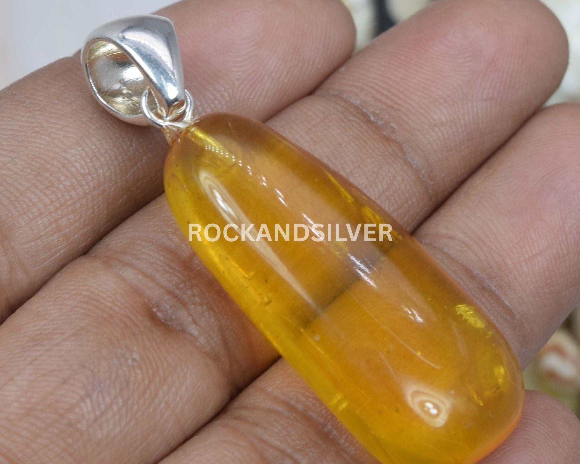 Pendentif insecte ambre jaune naturel, collier baltique pour