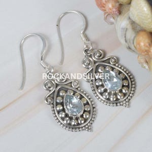 Orecchini a gancio in argento sterling con topazio blu: gioielli fatti a mano con pietre preziose