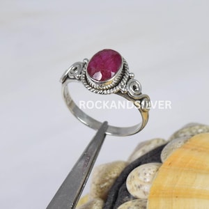 Anello in argento sterling con rubino rosso: pietra preziosa ovale fatta a mano, pietra portafortuna di luglio