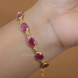 Pulseira de rubi vermelho feita à mão: pedra preciosa ajustável de prata esterlina com sobreposição de ouro 18K