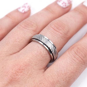 Schlichter 925 Sterling Silber zierlicher gestreifter Spinner Ring für jeden Tag Schmuck