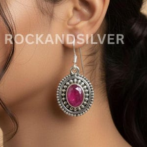 Orecchini a gancio in argento sterling con rubino rosso fatti a mano: pietra preziosa ovale