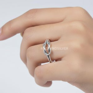 Anillo de nudo de plata de ley: elegante diseño infinito