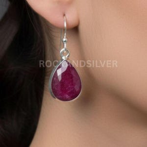 Ręcznie robione kolczyki z czerwonego rubinu w kształcie gruszki ze srebra próby 925