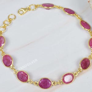 Handgemaakte armband met rode robijn: 18 kt gouden gelaagde sterlingzilveren verstelbare edelsteen
