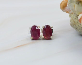 Precious Red Ruby 925 Sterling Silver Gemstone Oval 1 Pair Faceted Stud Earring ~ Handgemaakte sieraden ~ Stud ~ Red Ruby ~ Cadeau voor Kerstmis