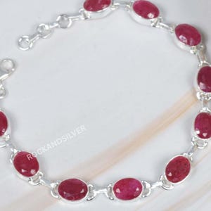 Handgemaakte armband met robijn: verstelbare sieraden van 925 sterling zilver.