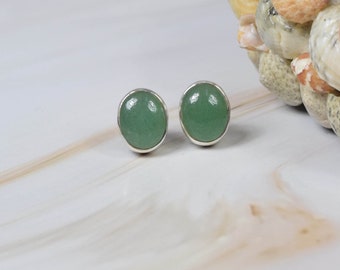 Boucles d'oreilles en argent sterling 925 avec pierres précieuses de jade vert ~ Bijoux faits main ~ Clou élégant ~ Clou vert ~ Clou de forme ovale ~ Cadeau pour elle
