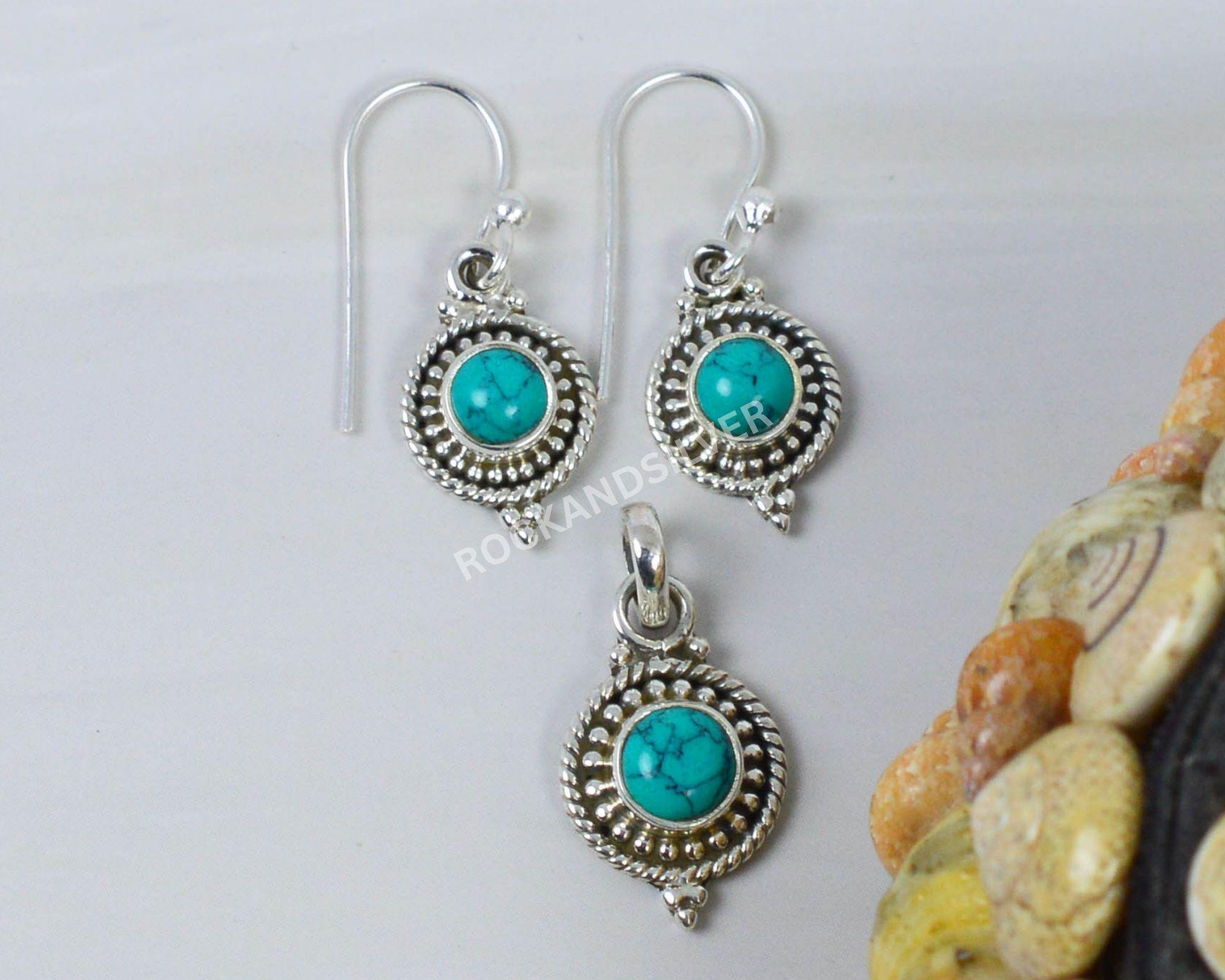 Boucles d'oreilles pendantes argentées Vert/Turquoise. Neuves - Montres & Bijoux