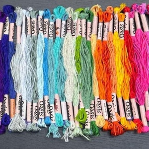 Puede incluir: Una colecci&oacute;n de 40 carretes de hilo de bordar en varios colores, incluyendo tonos de azul, verde, amarillo, naranja, rojo, rosa, morado, marr&oacute;n y gris. Cada carrete est&aacute; etiquetado con "Oasis".
