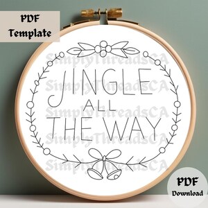 Pu&ograve; includere: Un motivo di ricamo in bianco e nero per un progetto di arte ad anello. Il motivo presenta il testo "Jingle All The Way" circondato da una ghirlanda di agrifoglio e campane.