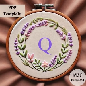 Padrão de bordado de monograma de lavanda, desenho de bordado floral à mão com a letra Q, modelo de guirlanda botânica em PDF, padrão de ponto de alfabeto elegante