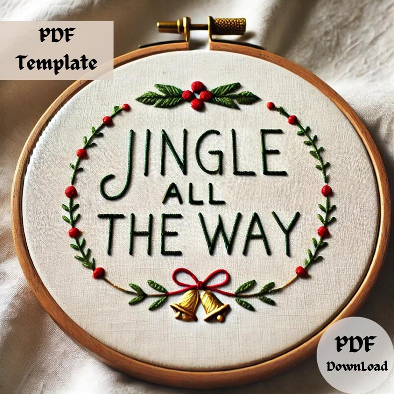 Pu&ograve; includere: Un cerchio da ricamo bianco con una cornice in legno, che presenta una ghirlanda verde con bacche rosse e il testo "Jingle All The Way". Due campane dorate con fiocchi rossi si trovano nella parte inferiore della ghirlanda.