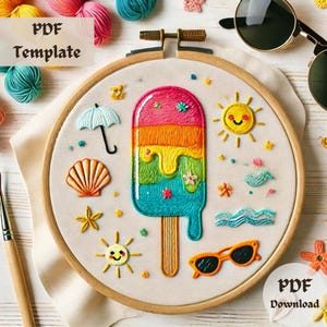 Puede incluir: Un patrón de bordado colorido que presenta una paleta de arcoíris, dos soles con caras sonrientes, una concha, un paraguas, gafas de sol y olas. El patrón se muestra en un aro de bordado de madera.