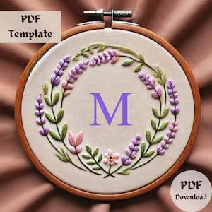 Padrão de bordado de monograma de lavanda, desenho de bordado floral à mão com a letra M, modelo de guirlanda botânica em PDF, padrão de ponto de alfabeto elegante