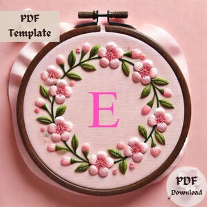 Padrão de bordado com monograma de flor de cerejeira E, design de bordado à mão com letras florais, alfabeto botânico em PDF, download de modelo de bastidor E faça você mesmo