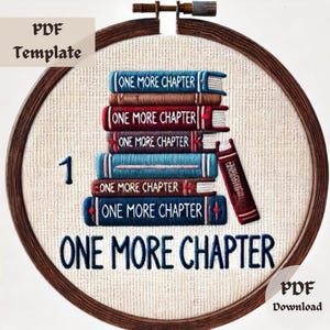 Peut inclure: Un cerceau de broderie en bois brun avec un tissu blanc à l'intérieur. Le tissu présente une pile de livres brodés avec le texte "ONE MORE CHAPTER" sur chaque livre. Le texte "ONE MORE CHAPTER" est également brodé sur le tissu sous la pile de livres.