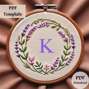 Patrón de bordado con monograma de lavanda, diseño floral bordado a mano con la letra K, plantilla PDF de corona botánica, elegante patrón de puntada del alfabeto.