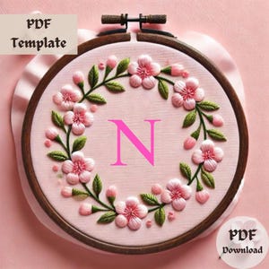 Padrão de bordado com monograma de flor de cerejeira N, design de bordado à mão com letras florais, alfabeto botânico em PDF, download de modelo de bastidor N faça você mesmo