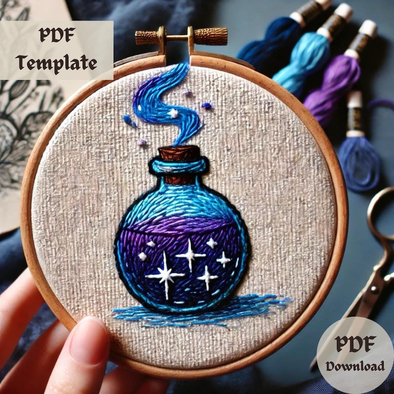 Peut inclure: Une bouteille en verre bleu et violet avec un bouchon en li&egrave;ge et de la fum&eacute;e bleue qui sort du haut. La bouteille est remplie d'un motif de ciel &eacute;toil&eacute; nocturne. La bouteille est dans un cerceau de broderie en bois.