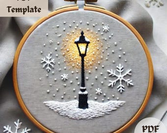 Schema per ricamo "Lampada innevata" - Ricamo a mano accogliente in PDF, ricamo notturno invernale, ricamo fai da te su telaio, lavoro ad ago adatto ai principianti