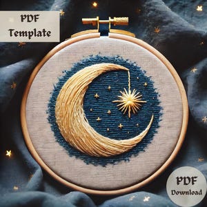 Puede incluir: Una luna creciente dorada y una estrella sobre un fondo azul están bordadas en una tela beige en un aro de bordado de madera. El texto "PDF Download" está en la esquina inferior derecha.