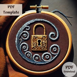 Puede incluir: Un candado dorado con detalles intrincados está bordado sobre un fondo de tela marrón. El candado está rodeado de remolinos azules y está enmarcado en un aro de madera.
