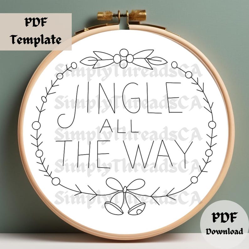 Pu&ograve; includere: Un motivo di ricamo in bianco e nero per un progetto di arte ad anello. Il motivo presenta il testo "Jingle All The Way" circondato da una ghirlanda di agrifoglio e campane.