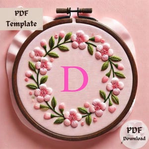 Padrão de bordado com monograma D em flor de cerejeira, design de bordado à mão com letras florais, alfabeto botânico em PDF, download de modelo de bastidor D faça você mesmo