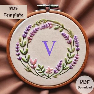 Patrón de bordado con monograma de lavanda, diseño floral bordado a mano con la letra V, plantilla PDF de corona botánica, elegante patrón de puntada del alfabeto.