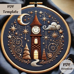 Op de afbeelding: Borduurwerk op een borduurring met een klokkentoren met een verlicht raam, twee dennenbomen, een halve maan, wolken en sterren op een donkerblauwe achtergrond. De tekst "PDF Download" is zichtbaar in de rechterbenedenhoek.