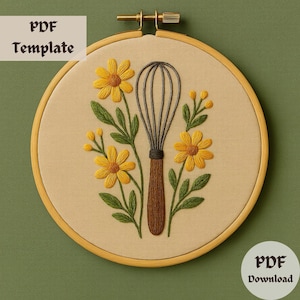 Peut inclure: Art de broderie sur un cercle représentant un fouet et des fleurs jaunes. Le cercle est en bois et a un fond en tissu beige.
