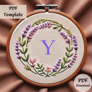 Patrón de bordado con monograma de lavanda, diseño floral bordado a mano con la letra Y, plantilla PDF de corona botánica, elegante patrón de puntada del alfabeto.