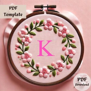 Padrão de bordado com monograma K em flor de cerejeira, design de bordado à mão com letras florais, alfabeto botânico em PDF, download de modelo de bastidor K faça você mesmo