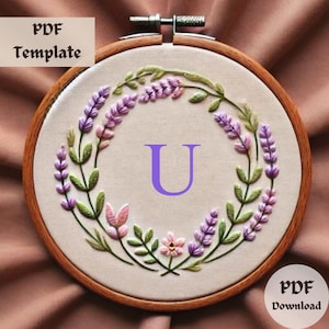 Patrón de bordado con monograma de lavanda, diseño floral bordado a mano con la letra U, plantilla PDF de corona botánica, elegante patrón de puntada del alfabeto.