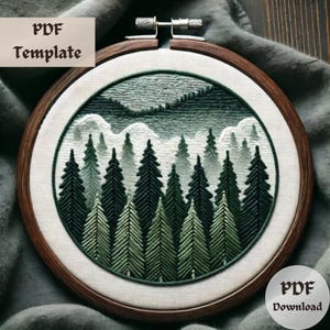 Puede incluir: Una plantilla PDF para bordado que presenta una escena de bosque con árboles verdes y nubes blancas. El diseño está en un aro circular con un marco de madera marrón.