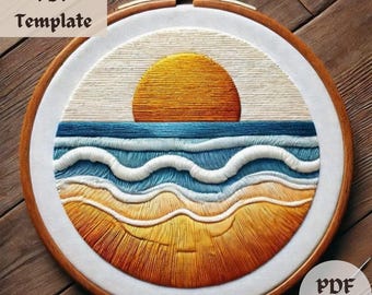 Puede incluir: Un aro de bordado circular con un fondo de tela blanca que representa una puesta de sol sobre el océano. El sol es de color naranja y amarillo brillante, el océano es azul y blanco, y la arena es de color marrón claro y amarillo.