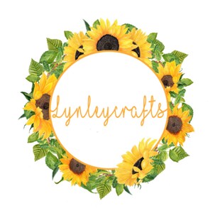 K&ouml;nnte beinhalten: Ein Kranz aus Sonnenblumen mit gr&uuml;nen Bl&auml;ttern, der einen Kreis mit dem Text "Lynleycrafts" in Orange umgibt.