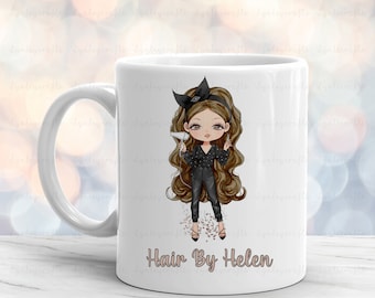 Peut inclure: Une tasse en céramique blanche avec une illustration de dessin animé d'une femme aux longs cheveux bruns tenant un sèche-cheveux et des ciseaux. Le texte "Hair By Helen" est imprimé sur la tasse.