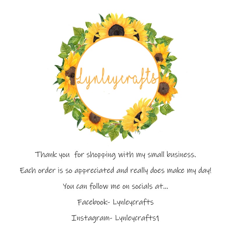 K&ouml;nnte beinhalten: Ein Kranz aus gelben Sonnenblumen mit gr&uuml;nen Bl&auml;ttern umgibt einen wei&szlig;en Kreis mit dem Text "Lynleycrafts" in Orange. Der Text unter dem Kranz lautet "Vielen Dank f&uuml;r Ihren Einkauf in meinem kleinen Gesch&auml;ft. Jede Bestellung wird sehr gesch&auml;tzt und macht mir wirklich Freude! Sie k&ouml;nnen mir auf Social Media folgen unter... Facebook- Lynleycrafts Instagram- Lynleycrafts1"