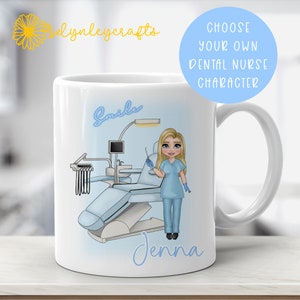 Peut inclure: Mug en céramique blanche avec une illustration bleue et blanche d'une infirmière dentaire avec un fauteuil dentaire et le texte "Smile" et "Jenna".