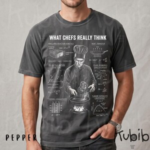 Puede incluir: Una camiseta de manga corta gris carbón con un estampado gráfico blanco titulado WHAT CHEFS REALLY THINK. El diseño incluye una ilustración central de un chef con gorro, rodeado de diagramas científicos, ecuaciones y física culinaria.
