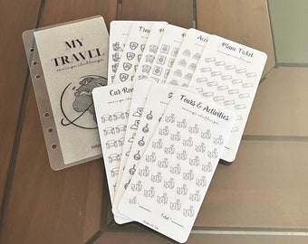 Op de afbeelding: Een set met printbare planner stickers voor reizen, inclusief pictogrammen voor vliegtickets, huurauto's, tours en activiteiten, en accommodaties. De stickers zijn zwart-wit en hebben een minimalistisch ontwerp.