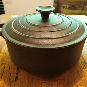 Restored French cast iron casserole / cooking pot / cocotte 3 litre no enamel